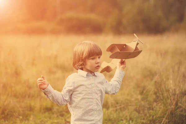 Kind Piloot Piloot Met Vliegtuig Bij Zonsondergang Kleine Jongen Spelen — Stockfoto