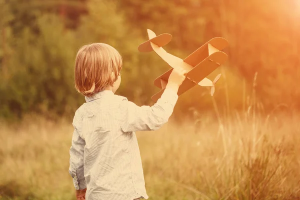 Dziecko Pilotażowych Lotnik Samolotu Zachód Słońca Mały Chłopiec Gry Tektury — Zdjęcie stockowe