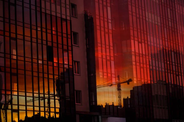 Construção Uma Casa Alta Guindastes Refletidos Nas Janelas Arranha Céu — Fotografia de Stock