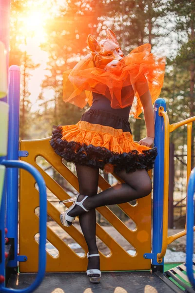 Modelo Menina Bonita Parque Máscara Raposa Livre Mulher Moda Com — Fotografia de Stock