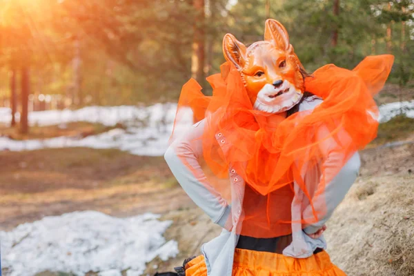 Güzel Kız Modeli Fox Maskesi Park Açık Sıradışı Bir Garip — Stok fotoğraf