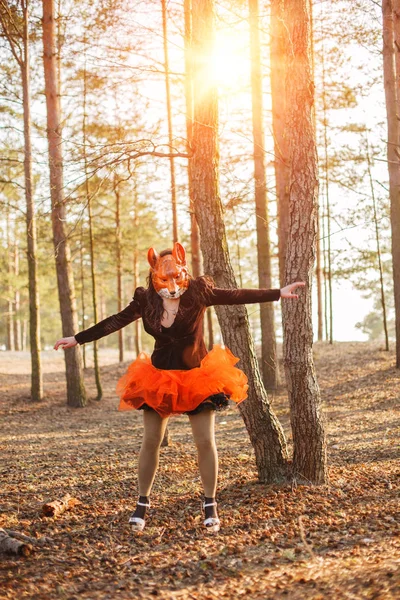Güzel kız modeli fox maskesi Park açık. Sıradışı bir garip görünümü ile kadın moda. Standart dışı yaratıcı düşünme