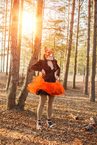 Mooi Meisje Model Fox Masker Park Buiten Mode Vrouw Met — Stockfoto