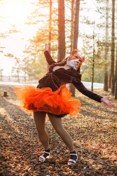 Schöne Mädchen Modell Fuchsmaske Park Freien Modefrau Mit Einem Ungewöhnlich — Stockfoto