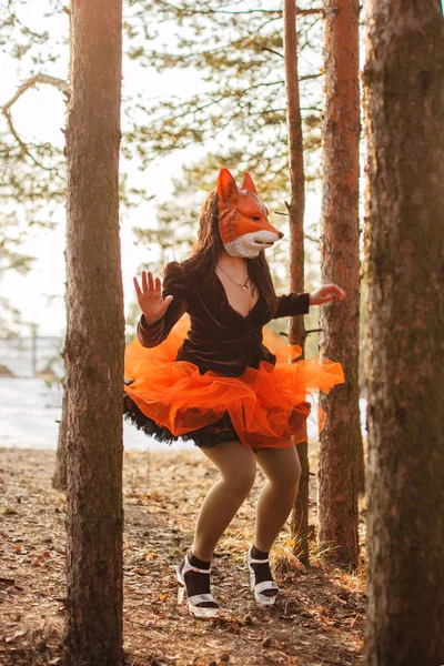 Modelo Menina Bonita Parque Máscara Raposa Livre Mulher Moda Com — Fotografia de Stock