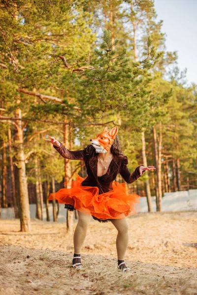 Güzel kız modeli fox maskesi Park açık. Sıradışı bir garip görünümü ile kadın moda. Standart dışı yaratıcı düşünme