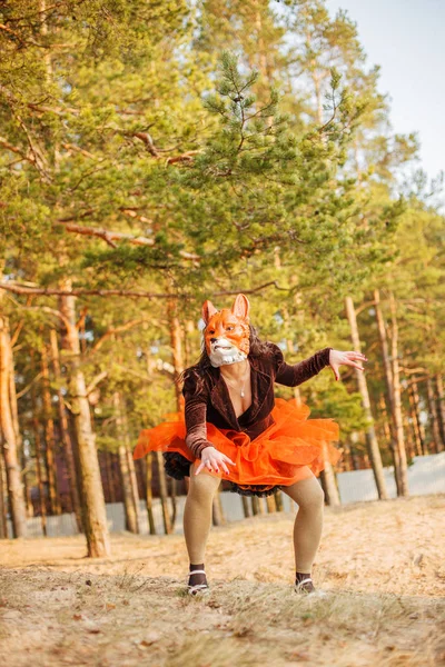 Piękna Dziewczyna Model Fox Maska Park Odkrytym Kobieta Moda Niezwykłych — Zdjęcie stockowe