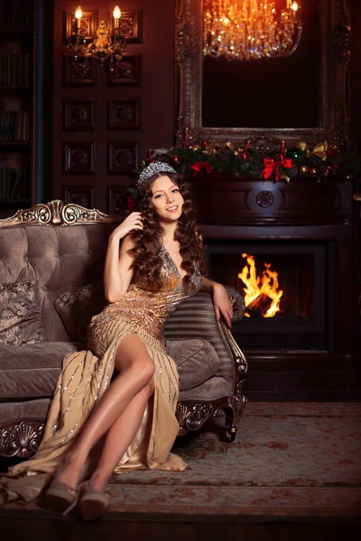 Schöne Mädchen Modell Feiert Weihnachten Oder Neujahr Einem Klassischen Interieur — Stockfoto