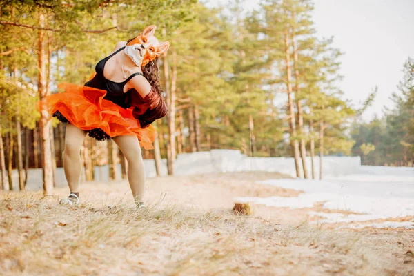Schöne Mädchen Modell Fuchsmaske Park Freien Modefrau Mit Einem Ungewöhnlich — Stockfoto