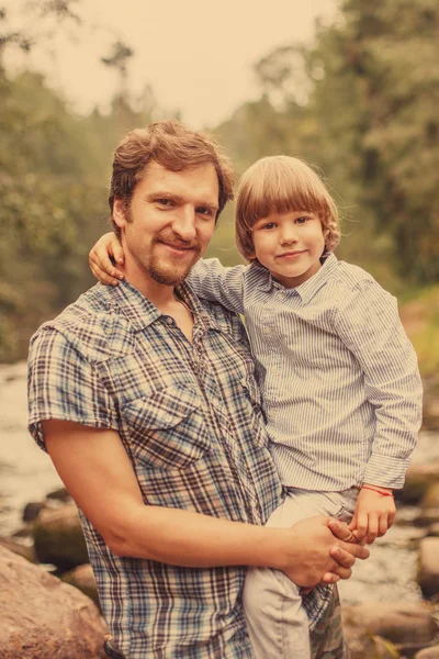 Retrato Pai Filho Fundo Natureza Pai Criança Campo Pôr Sol — Fotografia de Stock