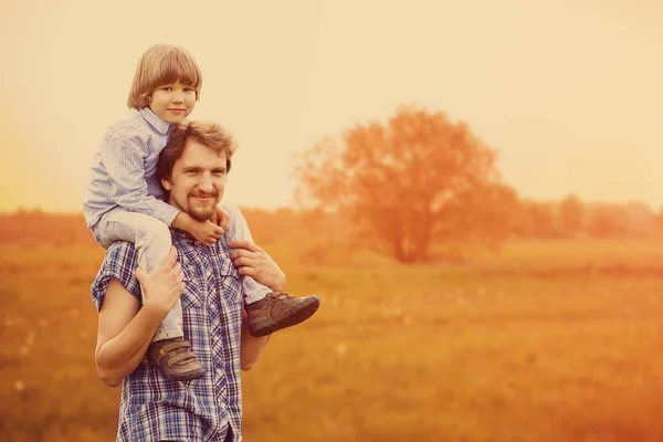 自然の背景に父子の肖像画 お父さんと日没時フィールドの子 — ストック写真