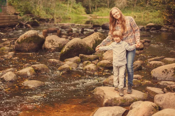 Portret Matki Syna Tle Przyrody Mama Dziecko Rzece Pobliżu Wody — Zdjęcie stockowe