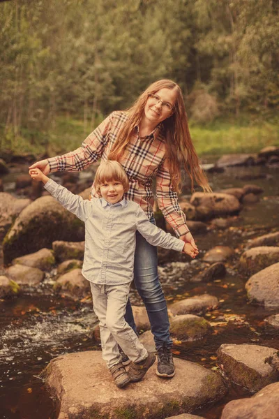 어머니와 자연의 백그라운드에 아들의 초상화 엄마와 근처에서 — 스톡 사진