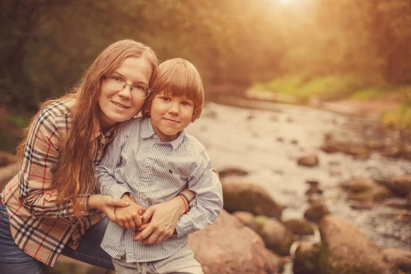 Portret Matki Syna Tle Przyrody Mama Dziecko Rzece Pobliżu Wody — Zdjęcie stockowe