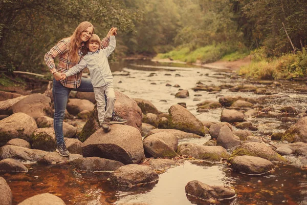 Portret Matki Syna Tle Przyrody Mama Dziecko Rzece Pobliżu Wody — Zdjęcie stockowe