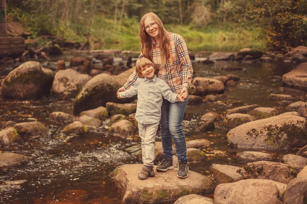 Retrato Una Madre Hijo Fondo Naturaleza Mamá Niño Río Cerca — Foto de Stock