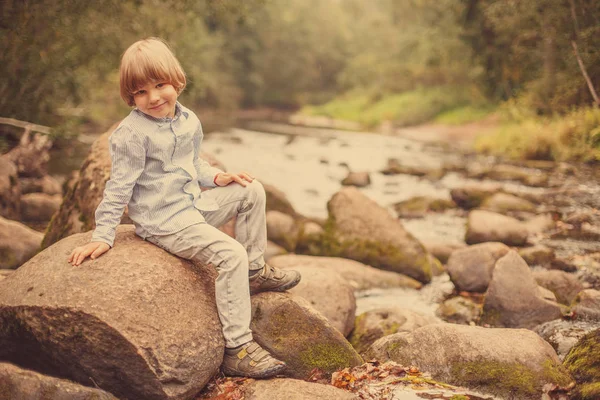 Retrato Menino Sobre Fundo Natureza Criança Está Sentada Nas Rochas — Fotografia de Stock