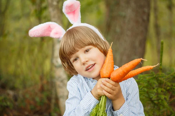 Petit Garçon Costume Lapin Avec Une Carotte Dans Une Forêt — Photo