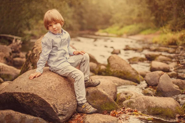 Portrait Garçon Sur Fond Nature Enfant Est Assis Sur Les — Photo