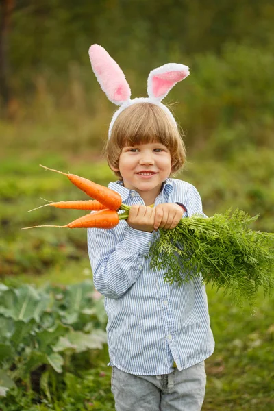 Chłopca Garnitur Bunny Marchwi Lesie Dziecko Uszami Zająca — Zdjęcie stockowe