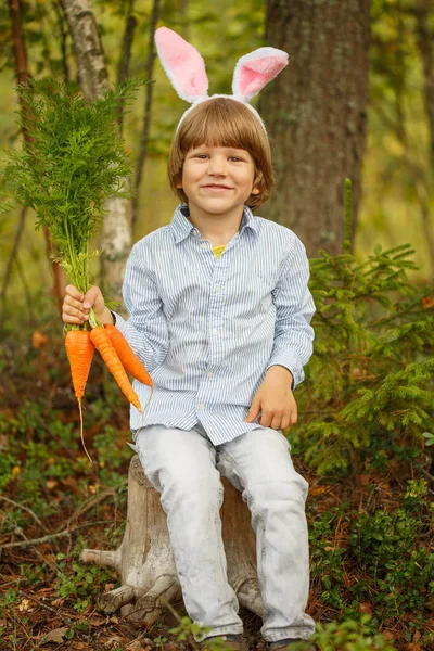 Petit Garçon Costume Lapin Avec Une Carotte Dans Une Forêt — Photo