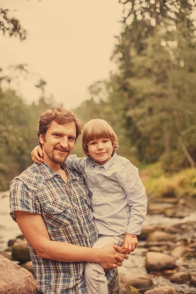 아버지와 자연의 백그라운드에 아들의 초상화 아빠와 일몰에 분야에서 스톡 이미지