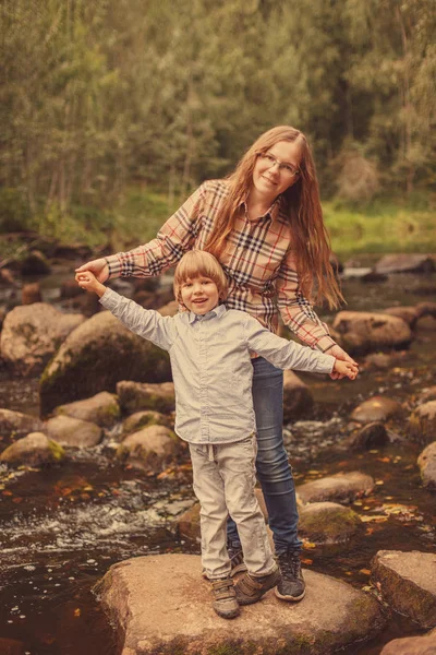 Ritratto Madre Figlio Sullo Sfondo Della Natura Mamma Bambino Fiume Foto Stock