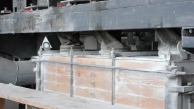 Eski moda zinciri bir dişli fabrikasında etrafında hareket eder
