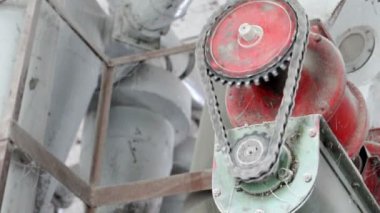 Eski moda zinciri bir dişli fabrikasında etrafında hareket eder