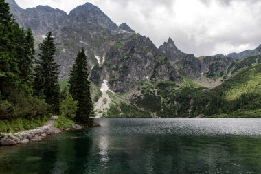 Dağlardaki yol. Tatra Ulusal Parkı, Polonya.
