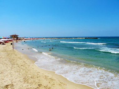 Akdeniz'in büyüleyici manzarası. Tel Aviv sahil. İsrail en büyük şehir plajlar. 2018 yazında