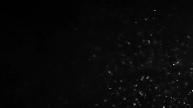 Ağır kış blizzard. Siyah bir arka plan üzerinde güçlü rüzgarlar ile kar yağışı. ilmekledi