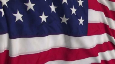Yavaş hareket içinde Amerikan bayrağı. Bayrak, rüzgarın içinde sorunsuz gelişen bir kumaşın temelinde yapılır. Rüzgar dalgaları bayrağın üzerine yayıldı. Düz hareket bayrağı bu sürümü neredeyse her video için uygundur