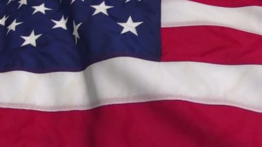 Yavaş hareket içinde Amerikan bayrağı. Bayrak, rüzgarın içinde sorunsuz gelişen bir kumaşın temelinde yapılır. Rüzgar dalgaları bayrağın üzerine yayıldı. Düz hareket bayrağı bu sürümü neredeyse her video için uygundur