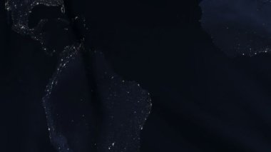 Gece Dünya gezegeninin dokusunu bayrakla işaretleyin. Bayrak rüzgarda sorunsuz gelişir. Rüzgar dalgaları bayrağın üzerine yayıldı. Bayrağın düzgün hareket halindeki bu sürümü hemen hemen her video için uygundur