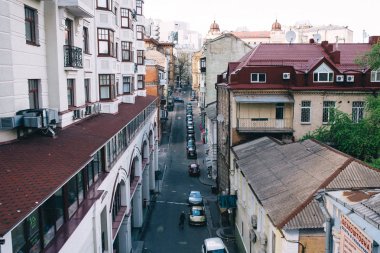 Kiev 'de binaları ve arabaları olan sokak manzarası. En üst noktadan alındı.