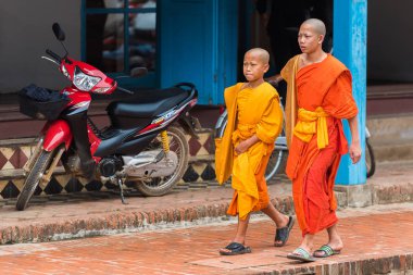 Luang Prabang, Laos - 11 Ocak 2017: Rahipler bir şehir sokak üzerinde. Metin için yer kopyalayın
