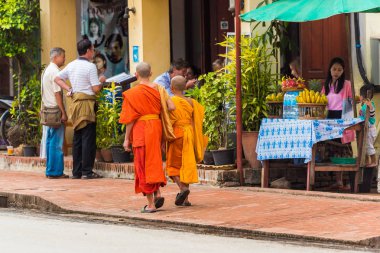 Luang Prabang, Laos - 11 Ocak 2017: Rahipler bir şehir sokak üzerinde. Metin için yer kopyalayın
