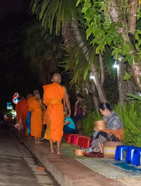 Luang Prabang, Laos - 11 Ocak 2017: rahipler besleme. Ayin Tak yarasa denir. Dikey. Metin için yer kopyalayın                    