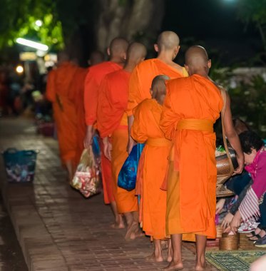 Rahipler besleme. Ayin Tak yarasa, Luang Prabang, Laos denir. Metin için yer kopyalayın
