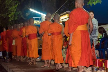 Luang Prabang, Laos - 11 Ocak 2017: rahipler besleme. Ayin Tak yarasa denir. Metin için yer kopyalayın                   