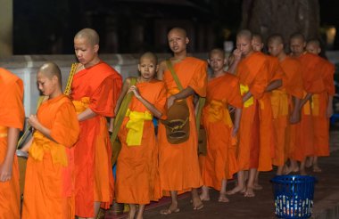 Luang Prabang, Laos - 11 Ocak 2017: rahipler besleme. Ayin Tak yarasa denir