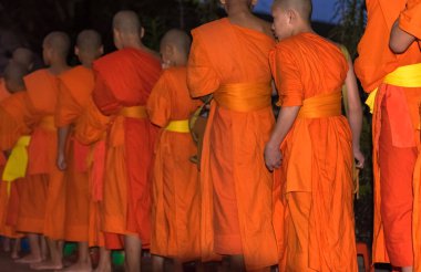 Luang Prabang, Laos - 11 Ocak 2017: rahipler besleme. Ayin Tak yarasa denir. Metin için yer kopyalayın                   