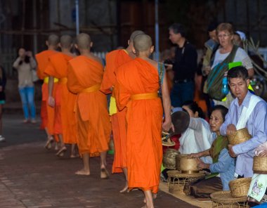 Luang Prabang, Laos - 11 Ocak 2017: rahipler besleme. Ayin Tak yarasa denir. Metin için yer kopyalayın                    