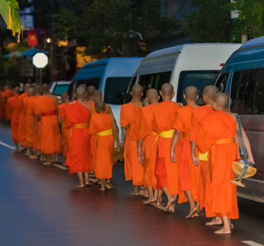 Rahipler besleme. Ayin Tak yarasa, Luang Prabang, Laos denir. Metin için yer kopyalayın                    