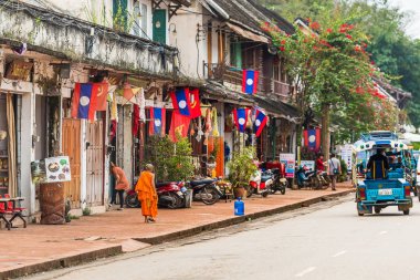 Luang Prabang, Laos - 11 Ocak 2017: Küçük keşiş bir şehir sokak üzerinde. Metin için yer kopyalayın