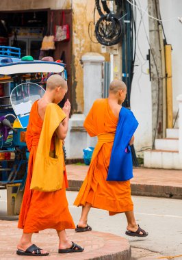Luang Prabang, Laos - 11 Ocak 2017: Rahipler bir şehir sokak üzerinde. Metin için yer kopyalayın