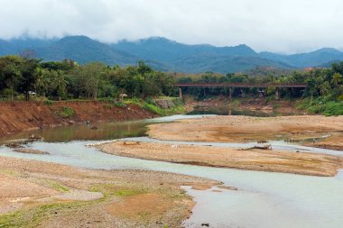 Manzara Nam Khan, Luang Prabang, Laos Nehri'nin manzarası. Metin için yer kopyalayın