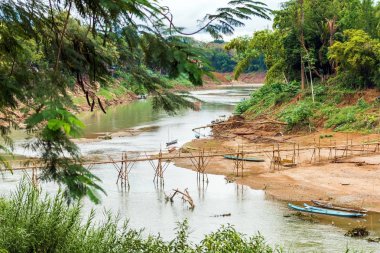 Bambu köprü nehir Nam Khan, Luang Prabang, Laos'görünümünü. Metin için yer kopyalayın