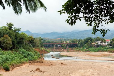 Manzara Nam Khan, Luang Prabang, Laos Nehri'nin manzarası. Metin için yer kopyalayın